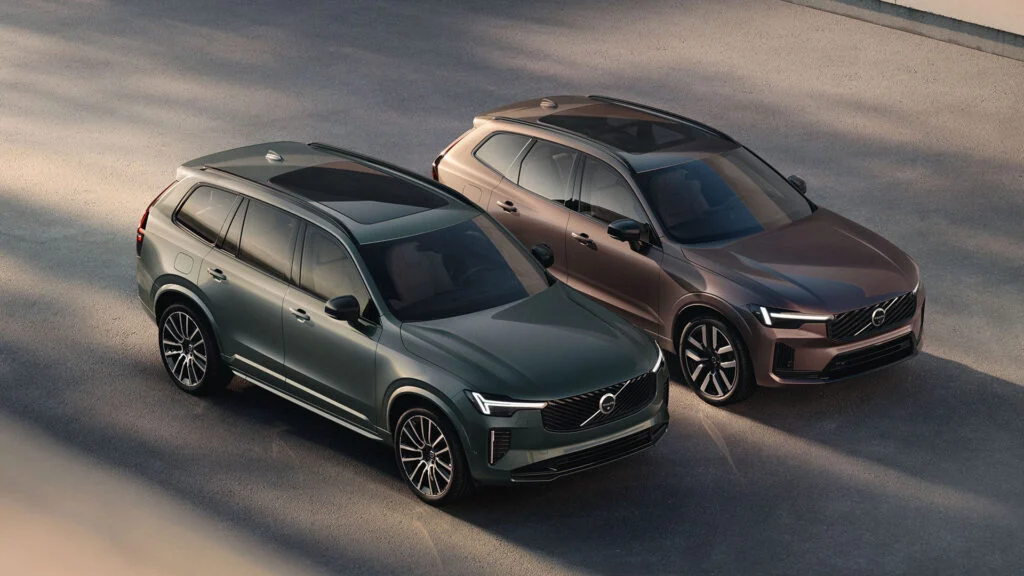 Nya Volvo XC60 och XC90 Long Range laddhybrid bredvid varandra